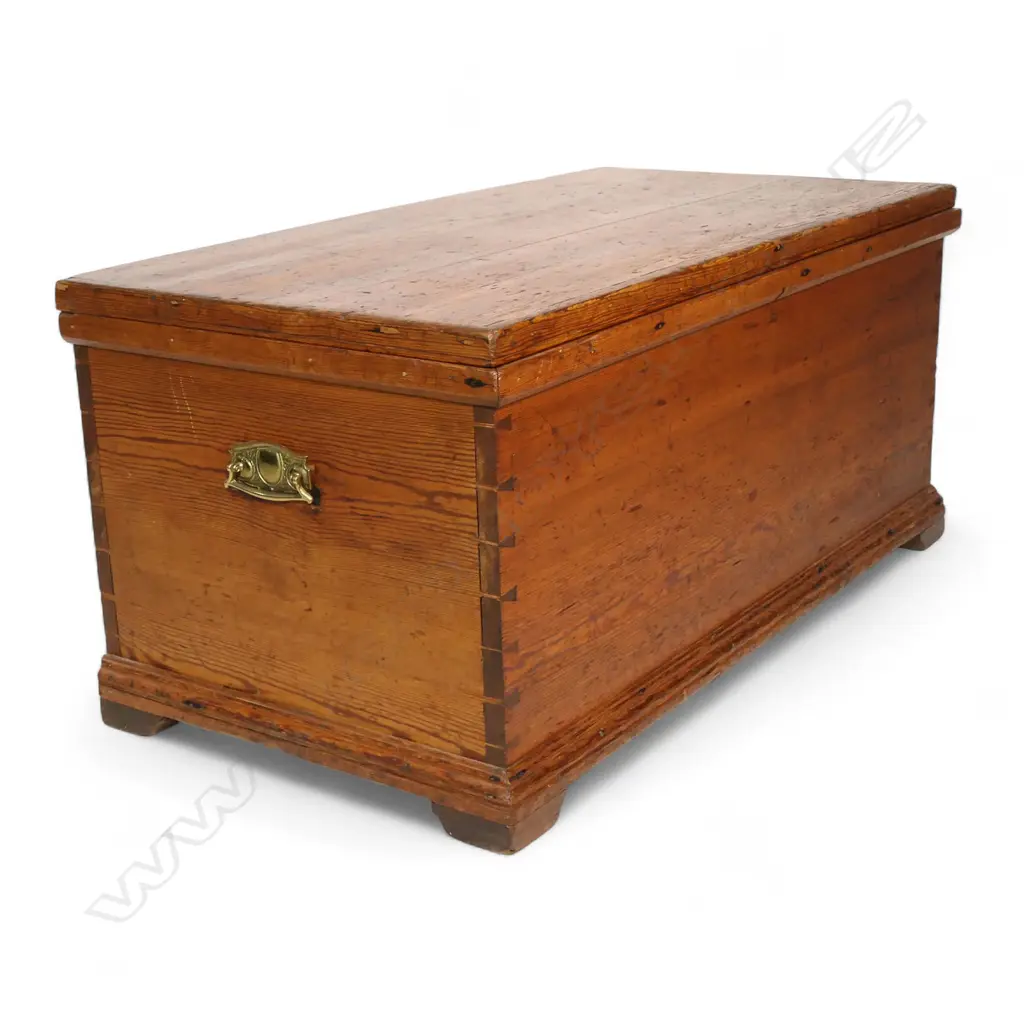 A Victorian pine storage trunk, Image 1++